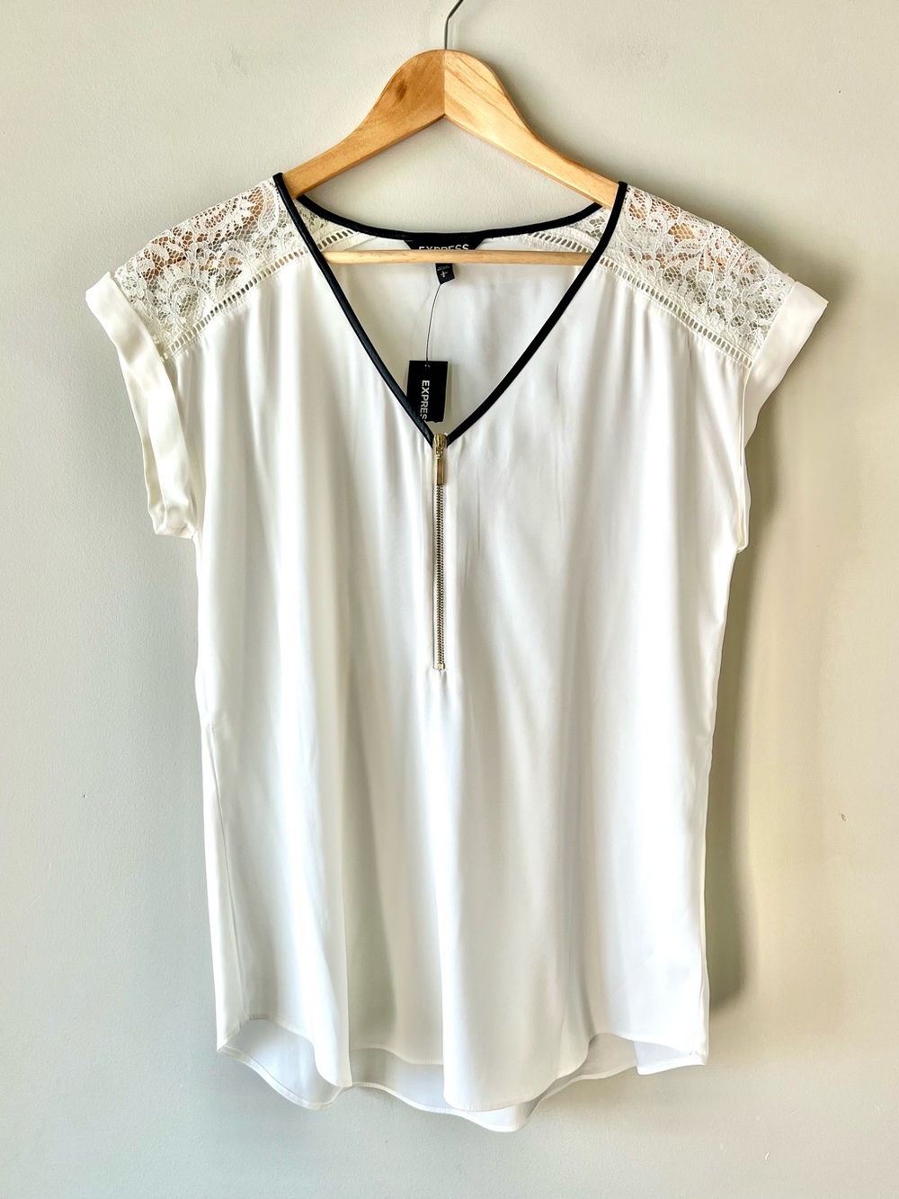 NWT Express White Lace-Shoulder Zip V-Neck Blouse Size Large - Business Office